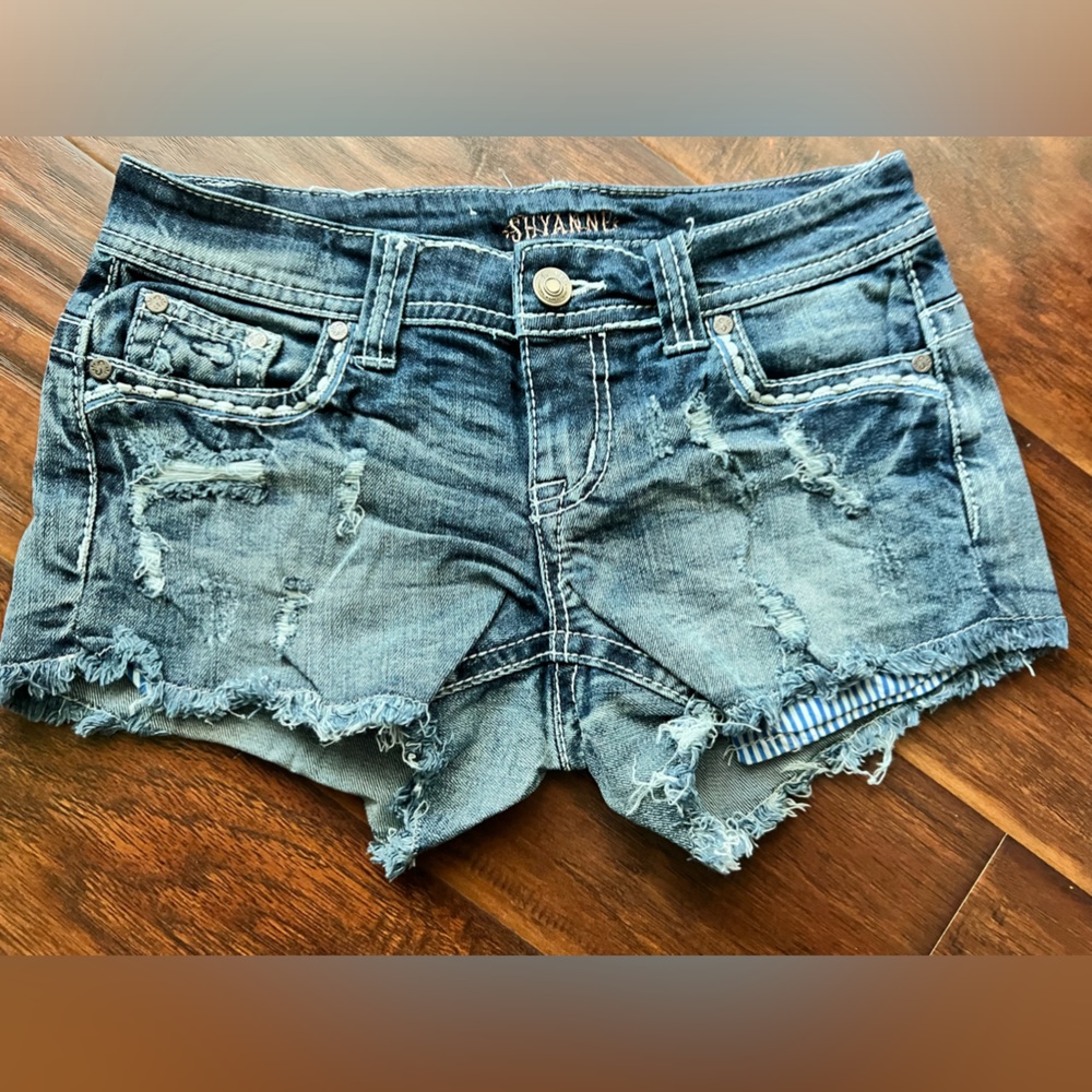 Shyanne distressed Shorts sz 25